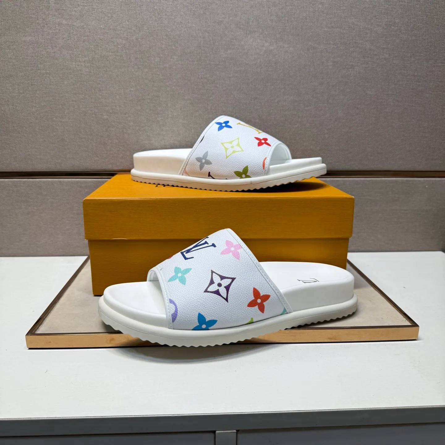 ⬛️Men's shoes 💰p320 [LV～] Men's casual slippers 2025z cabinet sales simultaneously 🔶Size: 38-44 #️⃣ 🔷2 colors🔜The upper is made of multi-material splicing➕Genuine leather lining, comfortable and breathable, sole: original comfortable and wear-resistant outsole, ⚠️Real shot📱Photographed🎬The real thing is better📢📢📢
